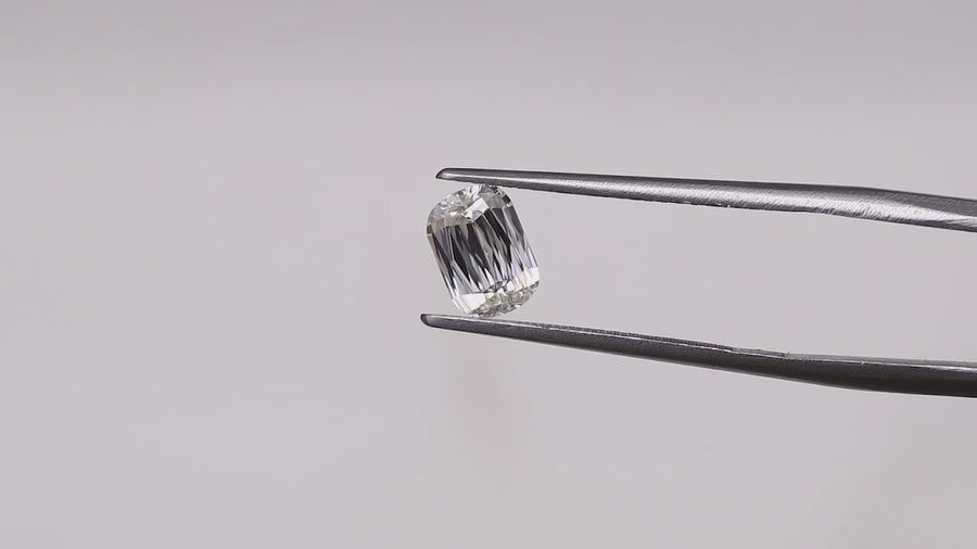 1.00CT RECTANGULAR BRILLIANT J VS1